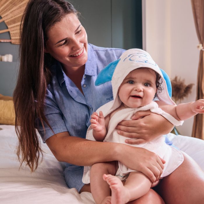 BEBE-SUR-LES-GENOUX-DE-SA-MAMAN