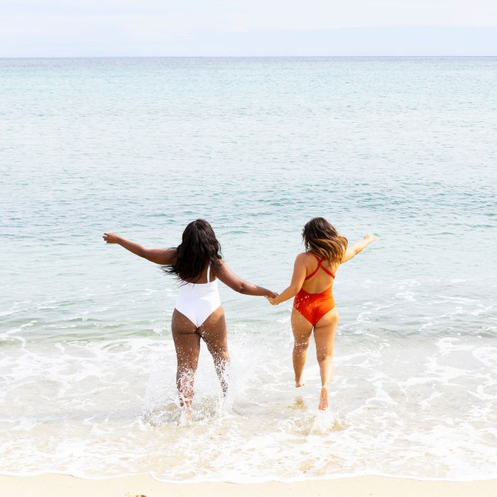 2-FEMMES-QUI-COURENT-VERS-LA-MER