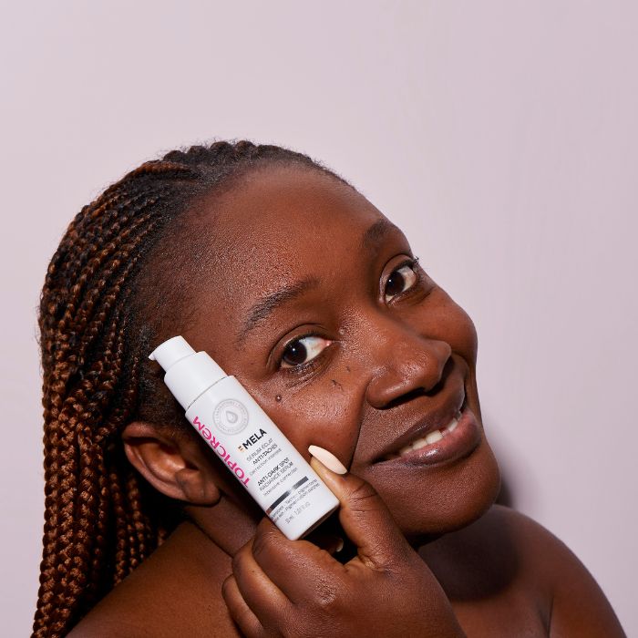 FEMME-QUI-TIENT-LE-SERUM-MELA-DEVANT-SON-VISAGE