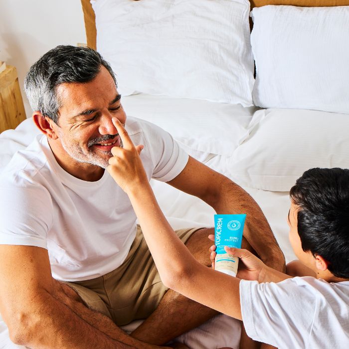 FILS-QUI-APPLIQUE-DE-LA-CREME-SUR-SON-PERE