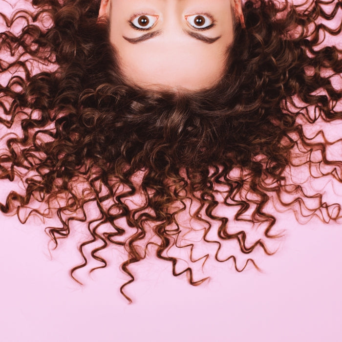 FEMME-QUI-A-LES-CHEVEUX-FRISES