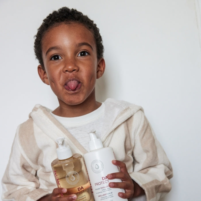 PETIT-GARCON-AVEC-DEUX-PRODUITS-DA-PROTECT-DANS-LES-MAINS