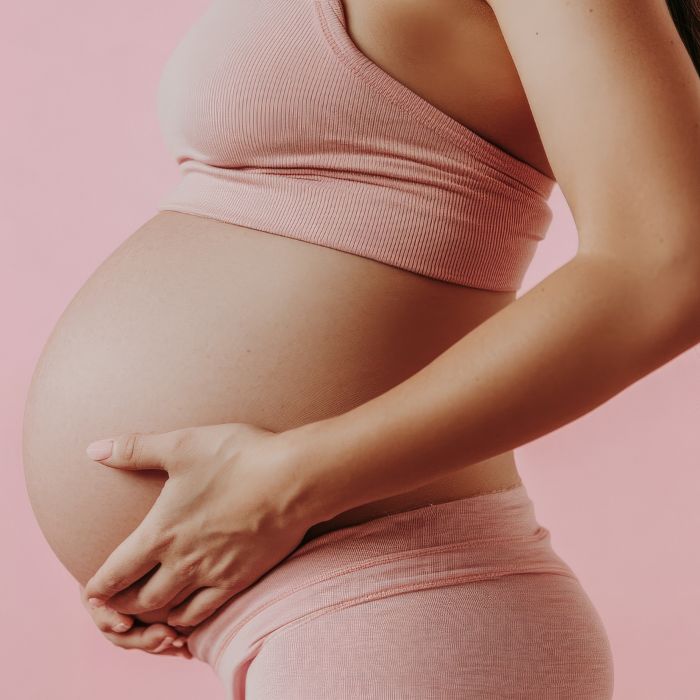 FEMME-ENCEINTE-TENUE-SPORT