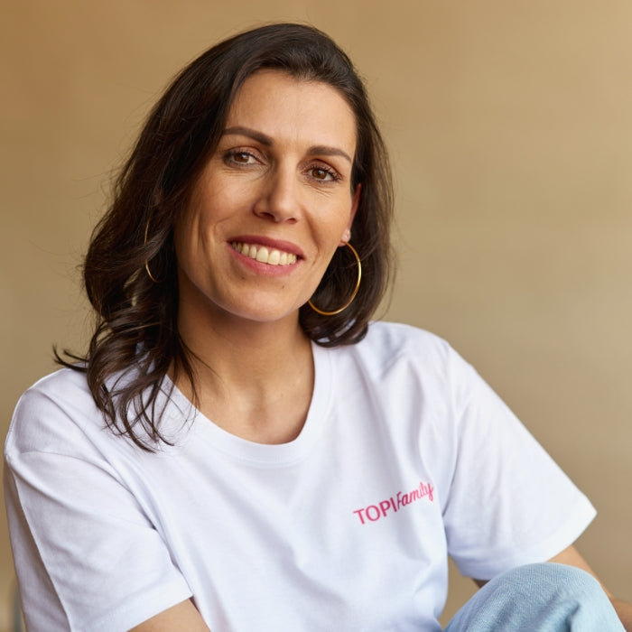 FEMME-SOURIANTE-ASSISE-SUR-UNE-CHAISE