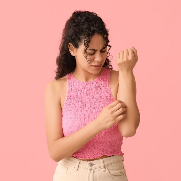 FEMME-QUI-SE-GRATTE-LE-BRAS