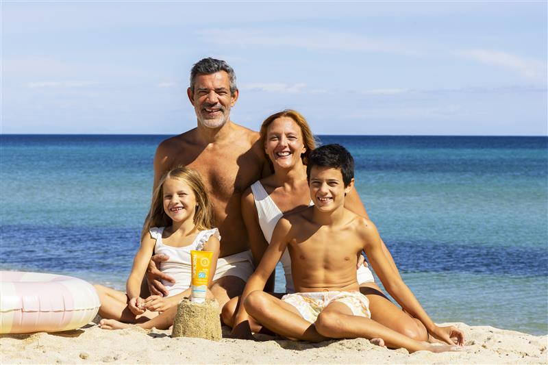 GAMME-SUN-PROTECT-PHOTO-FAMILLE-PARENTS-ET-DEUX-ENFANTS-SUR-LA-PLAGE