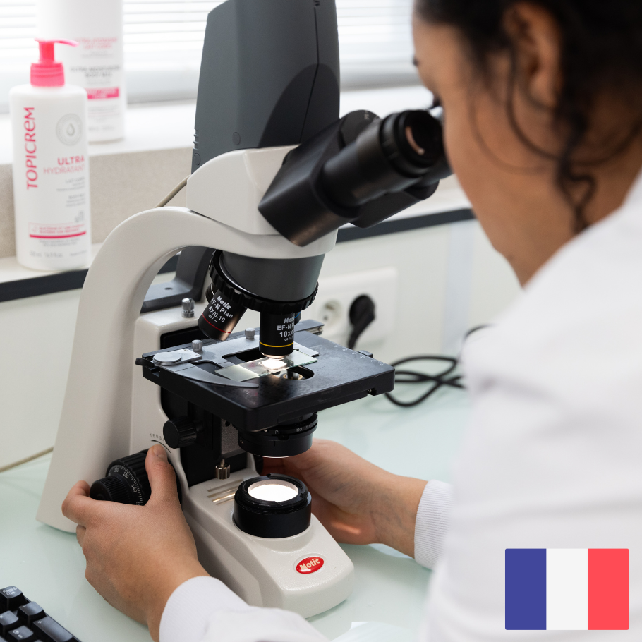 LABORANTINE-AVEC-MICROSCOPE-RECHERCHE-ET-FABRICATION-EN-FRANCE