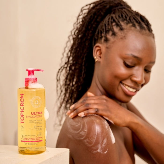 FEMME-QUI-SE-DOUCHE-AVEC-HUILE-DE-DOUCHE-ULTRA-HYDRATANT