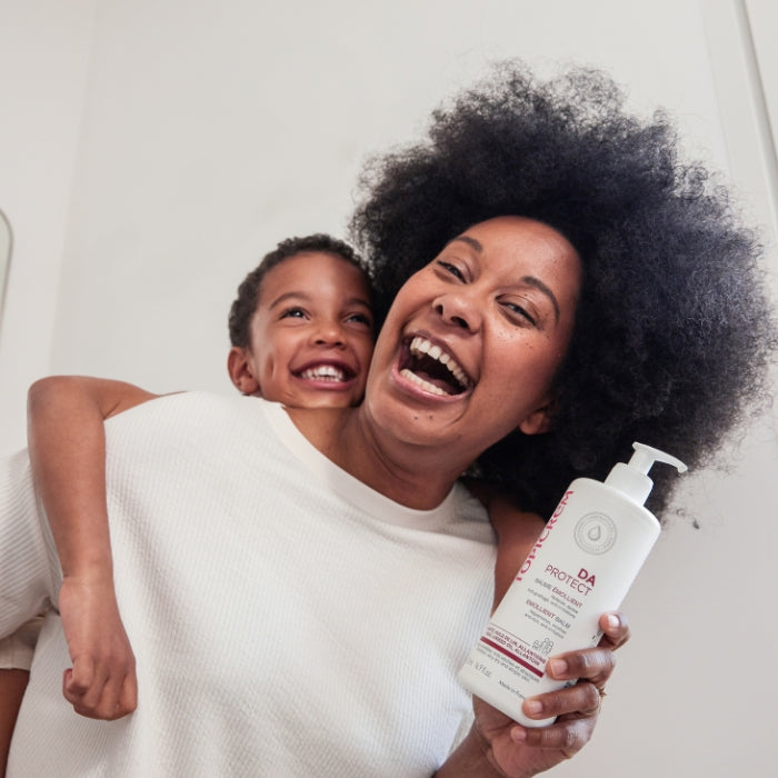 UNE-FEMME-PORTE-SON-FILS-SUR-SON-DOS-EN-RIANT