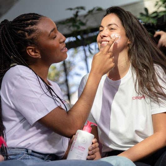 DEUX-FEMMES-QUI-S'APPLIQUENT-DE-LA-CREME-SUR-LE-VISAGE