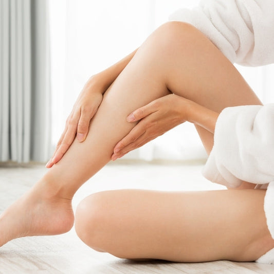 PERSONNE-QUI-SE-TOUCHE-LA-PEAU-DE-LA-JAMBE