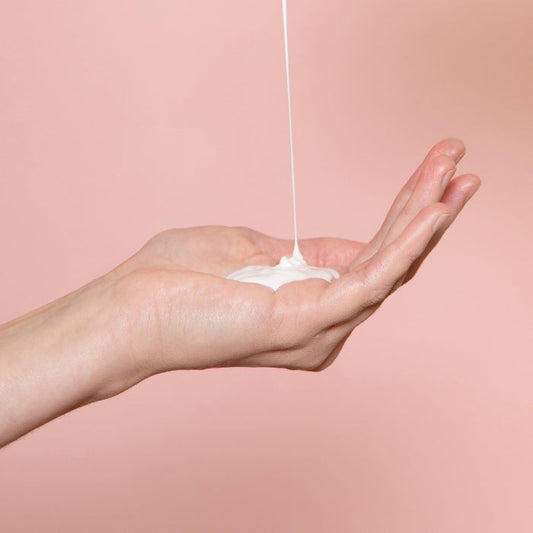 Une main qui reçoit du lait corps ultra-hydratant conçu pour hydrater la peau