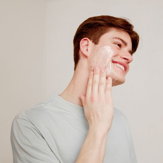 Un homme qui applique une crème AC CONTROL pour lutter contre le stress oxydatif