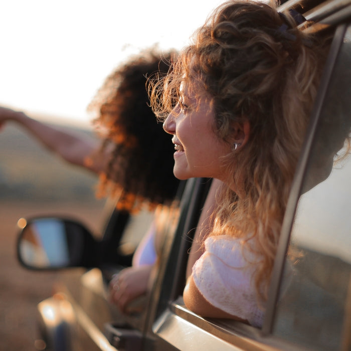 DEUX-FEMMES-DANS-UNE-VOITURE-QUI-FONT-UN-ROAD-TRIP