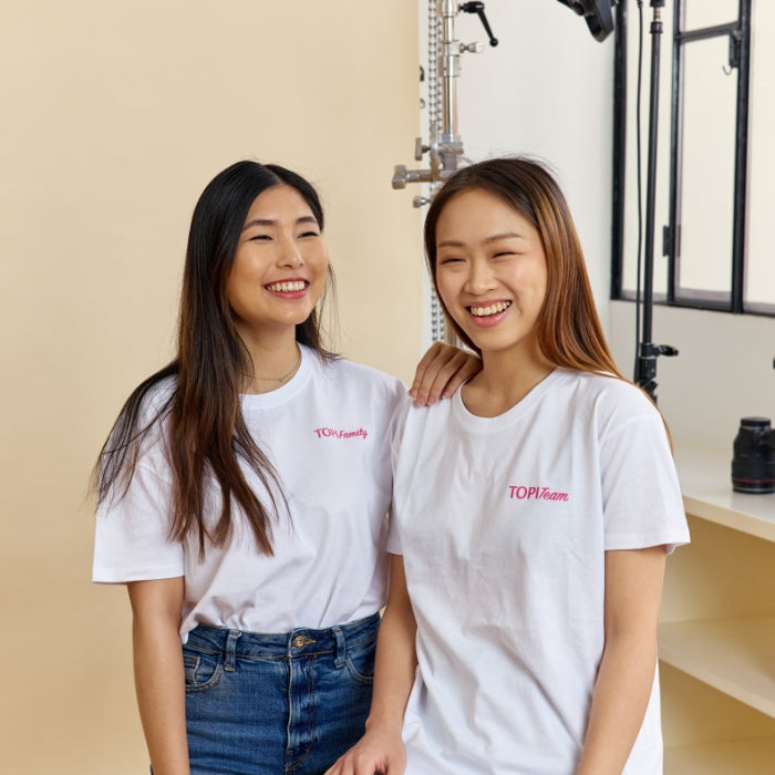 DEUX-FEMMES-ASIATIQUES-QUI-POSENT-ENSEMBLE-EN-SOURIANT
