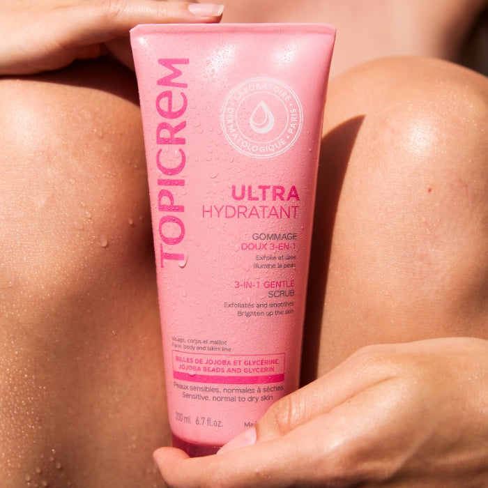 GOMMAGE-DOUX-TENU-DEVANT-LES-JAMBES-D'UNE-FEMME