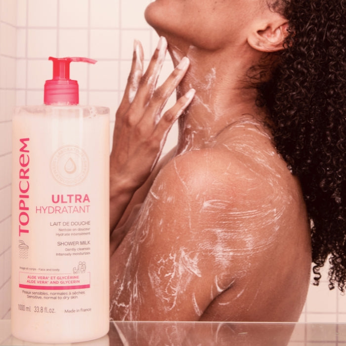 FEMME-QUI-PREND-SA-DOUCHE-AVEC-LE-LAIT-DE-DOUCHE-EN-PREMIER-PLAN