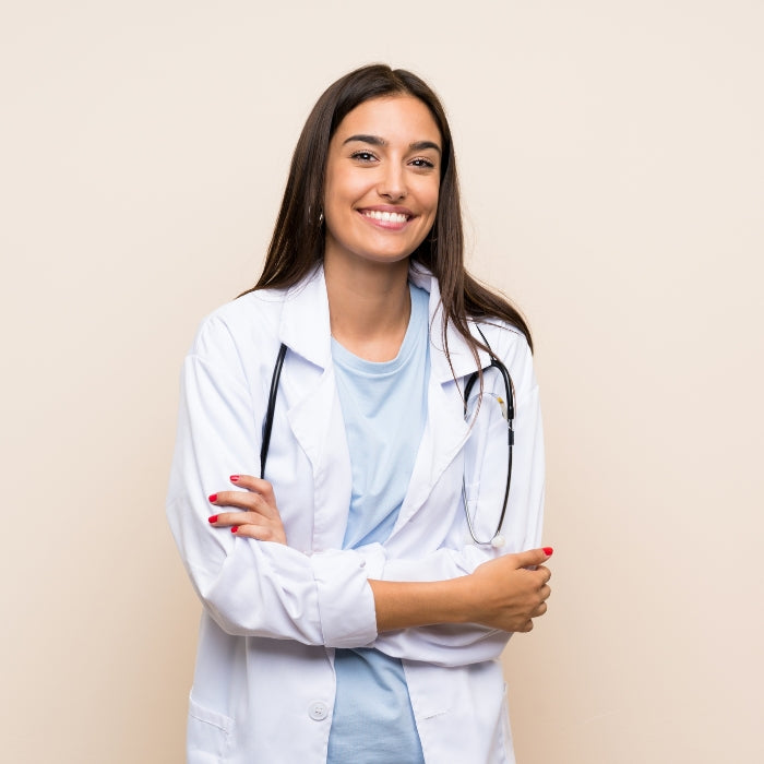 FEMME-EN-BLOUSE-DE-MEDECIN