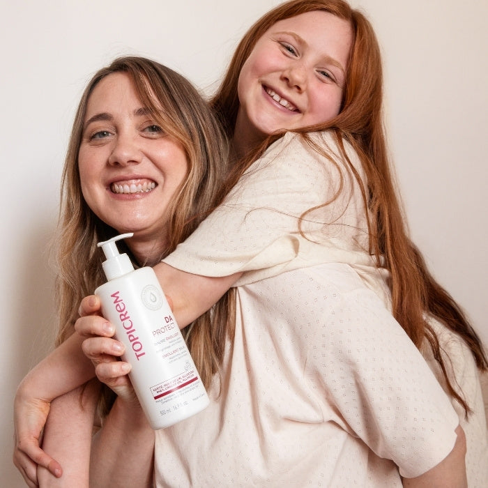 UNE-MERE-ET-SA-FILLE-QUI-S'ENLACE-AVEC-UN-DA-PROTECT-BAUME-DANS-LA-MAIN