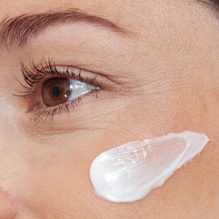 OEIL-D'UNE-FEMME-AVEC-UNE-TRACE-DE-CREME-SUR-LA-JOUE