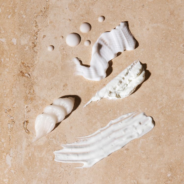 Différentes textures de soins cosmétiques MELA sur fond beige