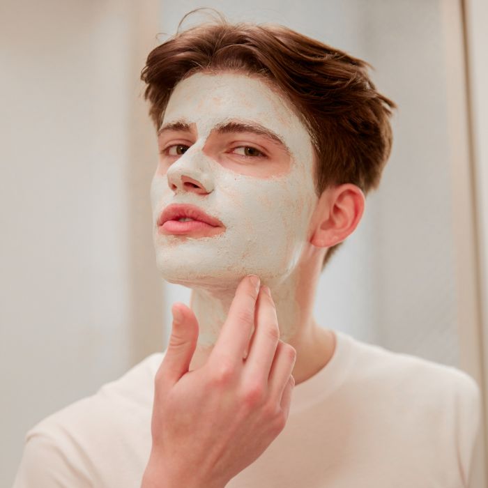 HOMME-AVEC-MASQUE-VISAGE