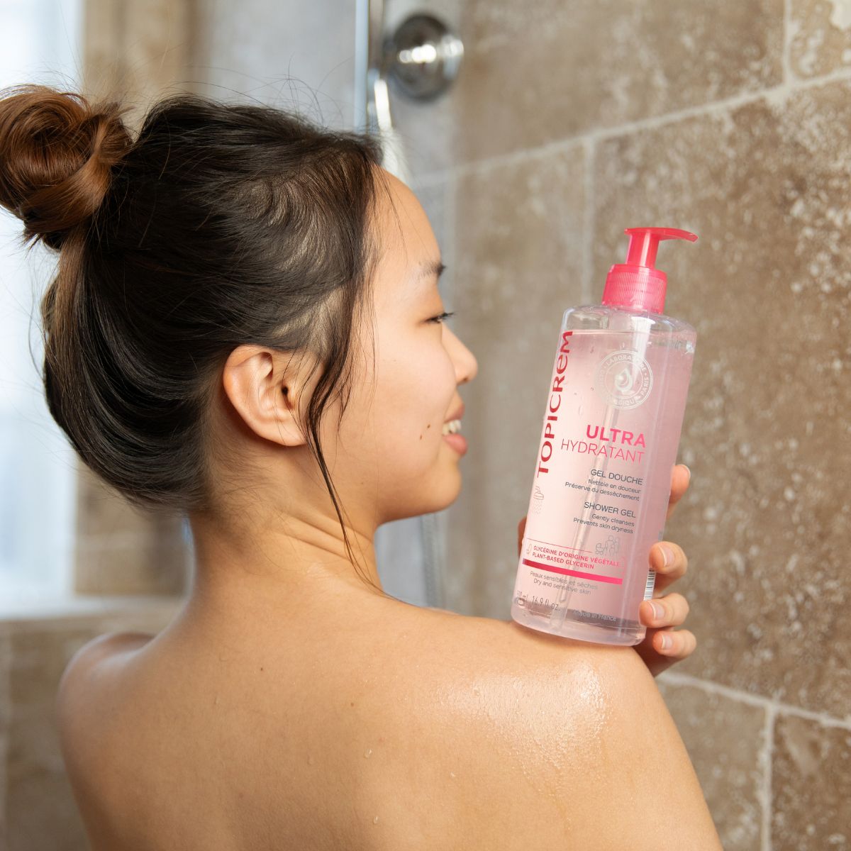 Cleansing and moisturizing shower gel