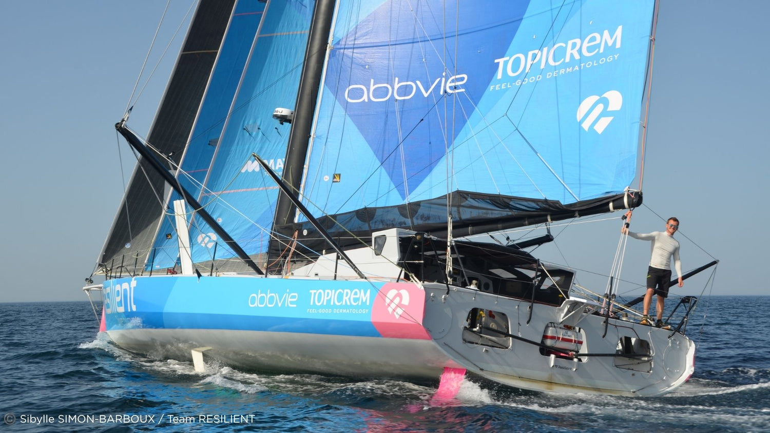 L'IMOCA RESILIENT bateau de Pierre-Louis Attwell aux couleurs de TOPICREM et MAYOLY
